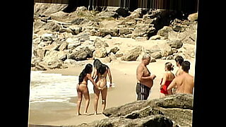 Levando os Turistas a Loucura e Chupando Buceta na Praia