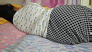 Married Indian house wife likes to have sex and shows her big boobs and perfect ass.