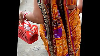 Enjoy a hot Indian aunty’s ass in a saree in this xvideos porn video.