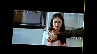 Hot Indian actress Kareena in hot scenes.