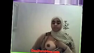 Indian college girl exposes her boobs.