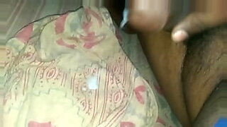 Indian dude gets a handjob