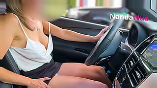 Esposa safada exibindo peitos e pagando calcinha para frentista em posto de gasolina.