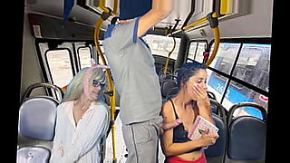 Trabalhador tira pau pra fora e encoxa mulheres dentro do ônibus em público!