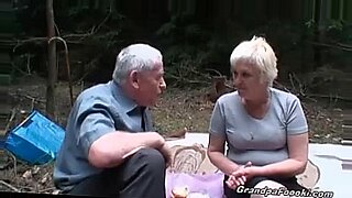 Mature slut piss and gives head