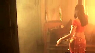 Hot Indian MILF performs erotic belly dance.