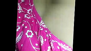 Tamil call girl provides mobile chat and hot video services.