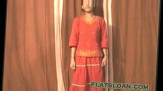 Indian girl pisses with her friend in hot video.