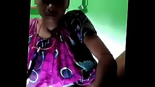 Hot homemade video of Indian bhabhi with a bottle.