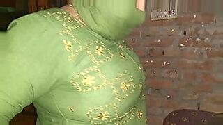 Hot Indian wife gives a very good handjob.