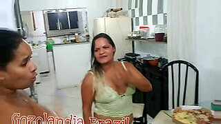 Hora da pizza na casa de el Toro de oro e Paty bumbum bombomd4 atendendo o motoboy de lingerie e Bruxo Fire gravando tudo