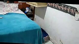 Descubri o que minha irmã safada faz trancada no quarto da minha mãe !!!