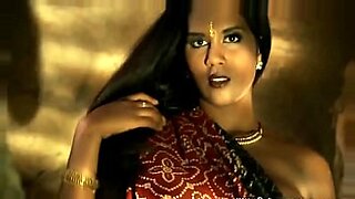 Pretty Indian girl strips and dances sexy in this xvideos video.