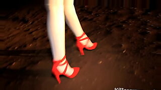 Grace Harper Rubia sexy falda y tacones.
