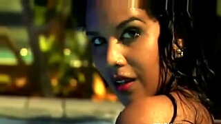 Beautiful Indian MILF dances and gives great blow job in this video.
