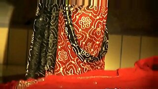 Hot Indian MILF in sexy dance.