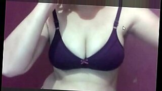 Indian cam girl shows her tits.