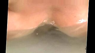 Tetona jugando en el baño.