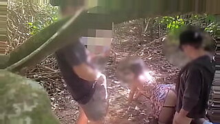Esposa dançando na frente de desconhecido na frente do marido
