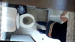 Jenny espiada en el baño