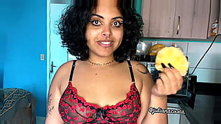 Gordinha rabuda fodendo de quatro Juliana coxta levando tapa e sentando no motel vlog sacana cortando abacaxi