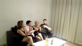 Orgia com minha irmã e dois estranhos que encontramos em um bar