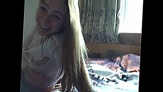 chica desnudandose por la web cam y masturbandose