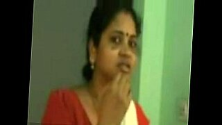 Tamil aunty gets it on with her coloader in this xvideo.
