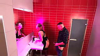 CAM IN THE PUBLIC TOILETTE IN THE NIGHT CLUB : FUCKING STRANGERS