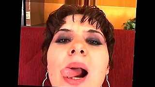 Milf Mora mi si masturba la figa e gode da sola orgasmo ... squirta ditalino