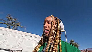 La Ebony Luna Black me reconoce en la calle y me lleva a su casa para follarme sin compasion