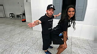 Jasmine seduz anão e leva para o abate.
