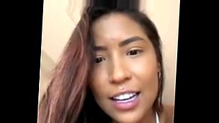 Camgirl Soca plug de Rabinho no cú.