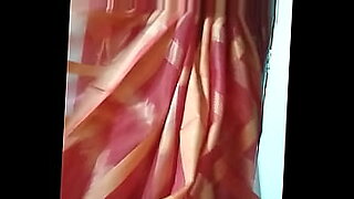 Indian housewife in saree, strips and exposes her big boobs and body.