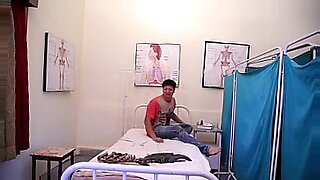 लेडी डॉक्टर ने उठाया पेशेंट का फायदा - Lady Doctor Ne Uthaya Patient ka Phayda (1)