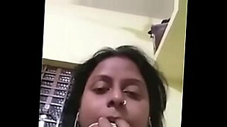Aunty gets some action on WhatsApp video call with a big cock.