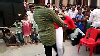 Hot Indian girl dancing in the middle of the village, sexy video of her shaking her ass.