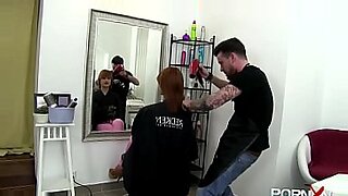 Pelirroja cachonda se va a cortar el pelo y acaba en...