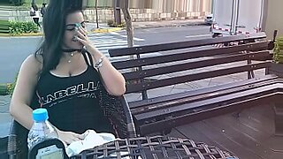 Safada Gozando em Publico com brinquedo interativo Public female orgasm interactive toy girl with remote vibe outside