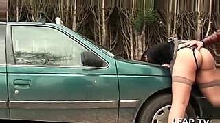 Bonne cochonne sodomisee sur le capot de la voiture avec Papy Voyeur