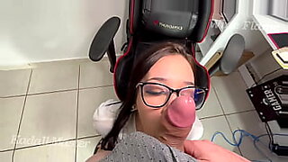Aluna com tara no professor roludo aumentou a nota com um boquete